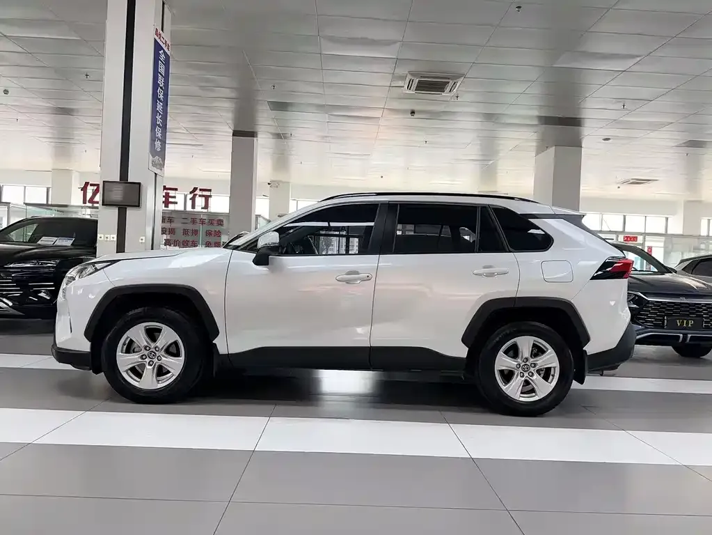 Toyota RAV4 — фото 9