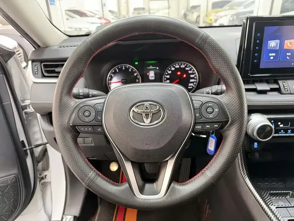 Toyota RAV4 — фото 8