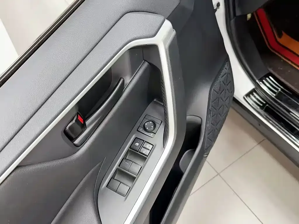 Toyota RAV4 — фото 4