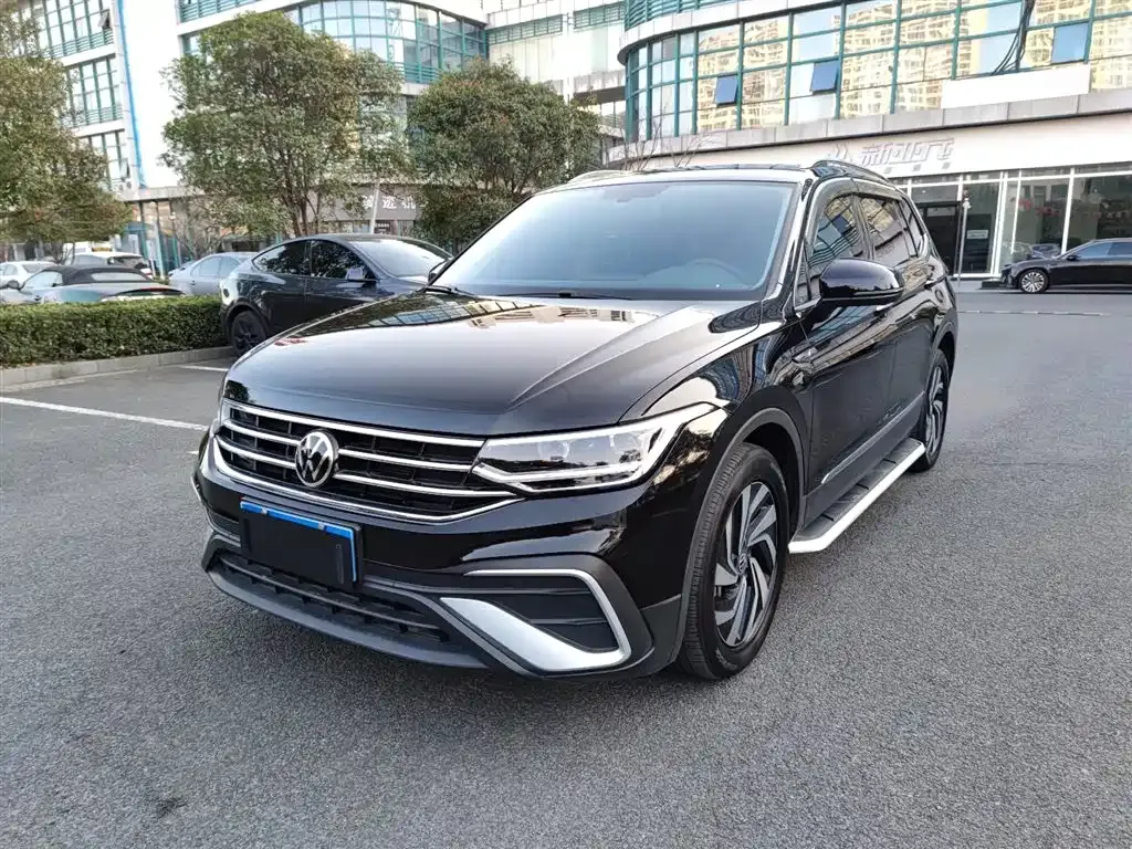 Volkswagen Tiguan L — фото 1
