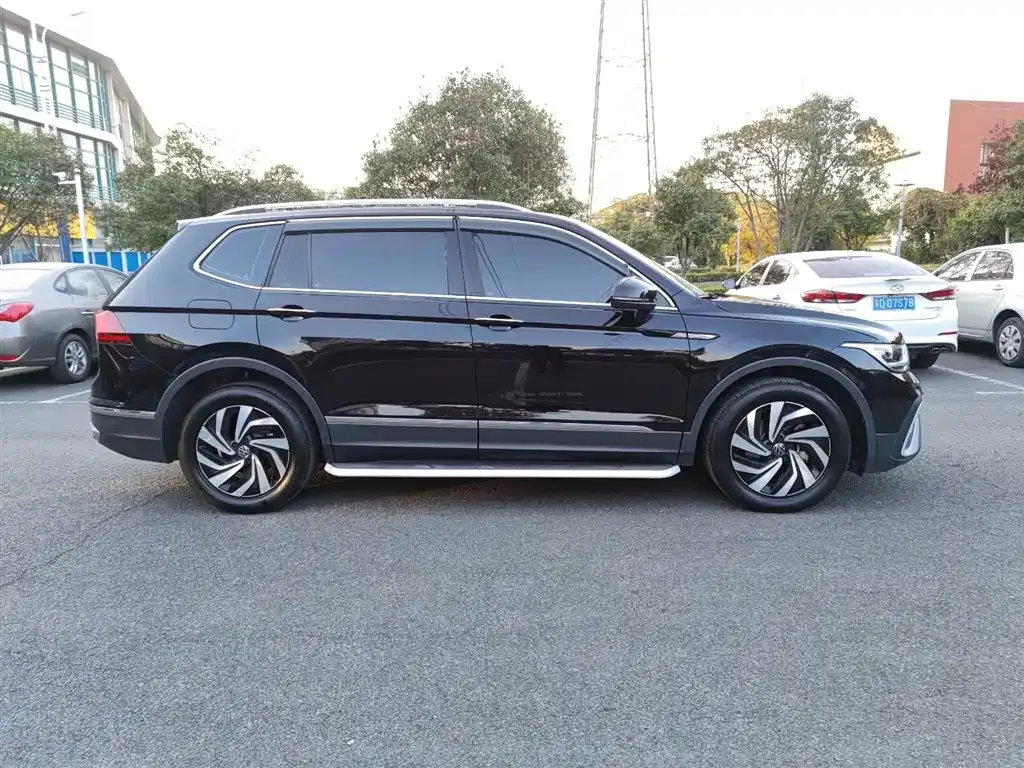 Volkswagen Tiguan L — фото 10
