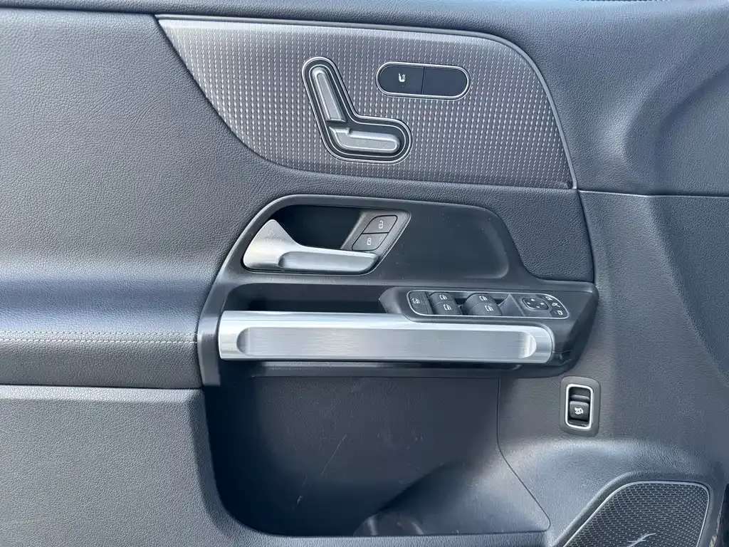 Mercedes-Benz EQB — фото 10