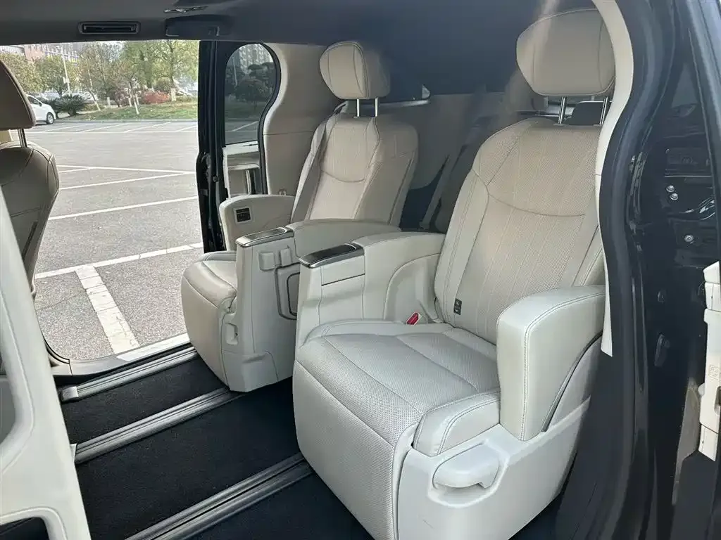 Toyota Sienna — фото 2