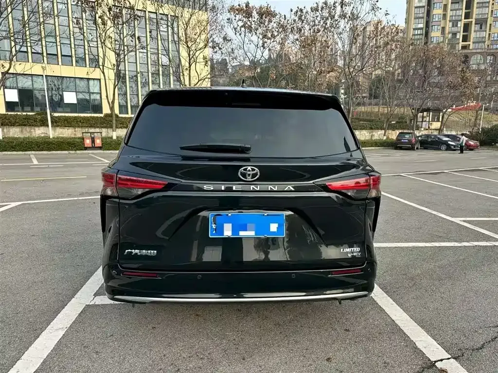Toyota Sienna — фото 5