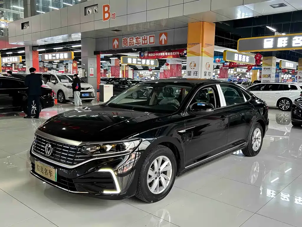 Volkswagen Passat New Energy — фото 1
