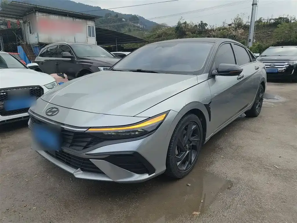 Hyundai Elantra — фото 1