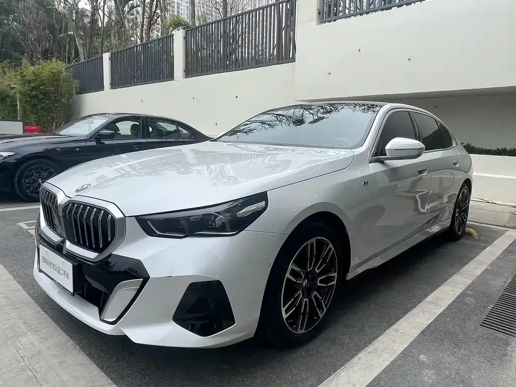 BMW 5 Series — фото 1