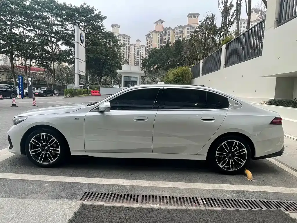 BMW 5 Series — фото 4