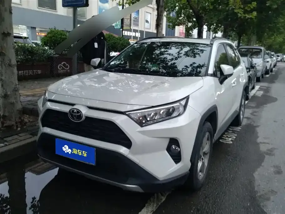 Toyota RAV4 — фото 1