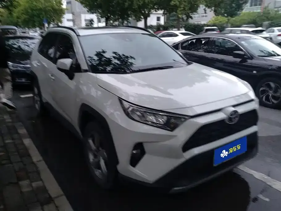 Toyota RAV4 — фото 5