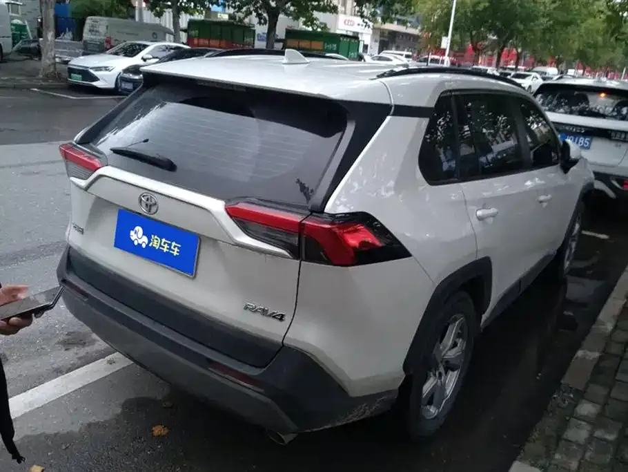 Toyota RAV4 — фото 6