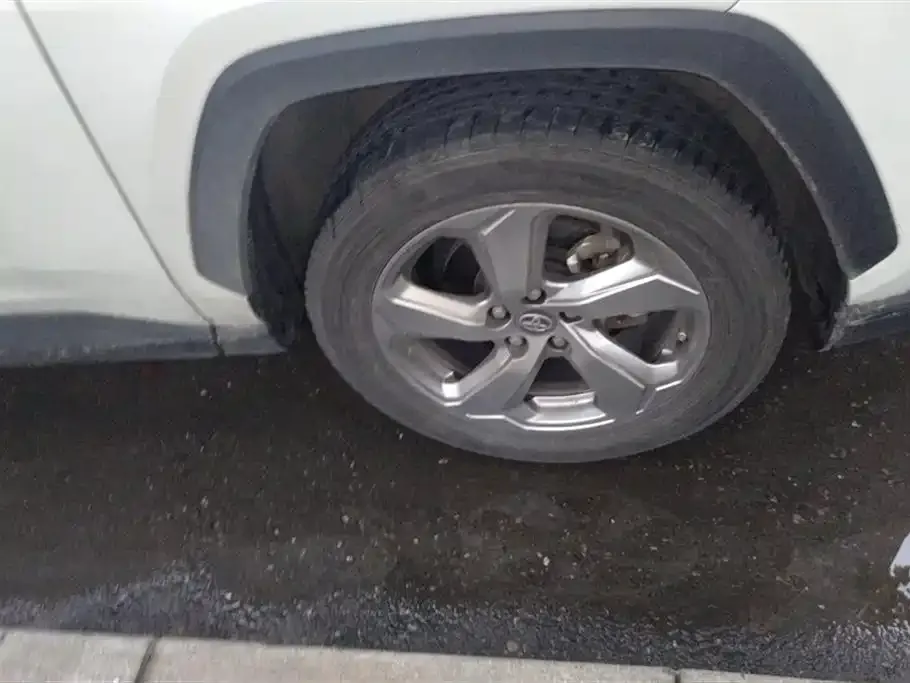 Toyota RAV4 — фото 10