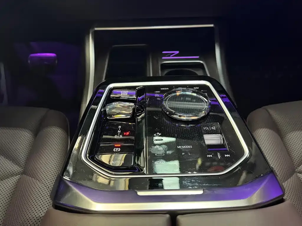 BMW 7 Series — фото 10