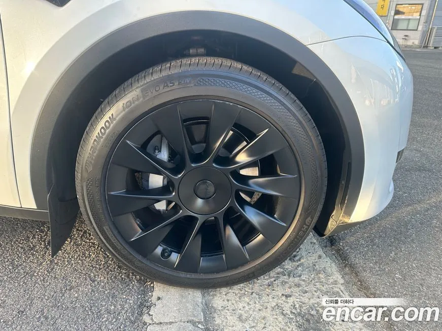 Tesla Model Y — фото 8