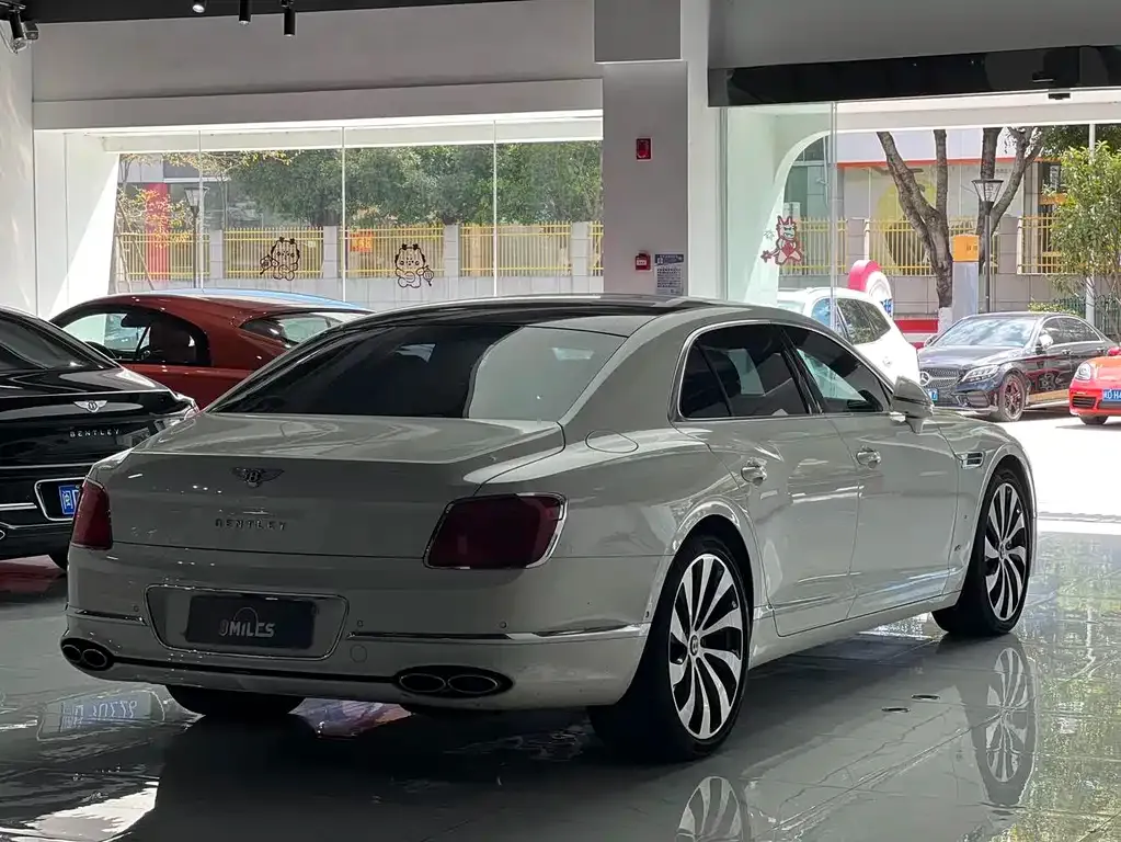 Bentley Flying Spur — фото 7