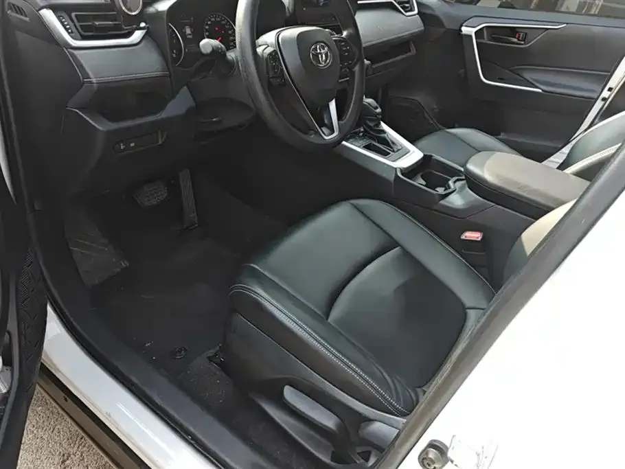 Toyota RAV4 — фото 4