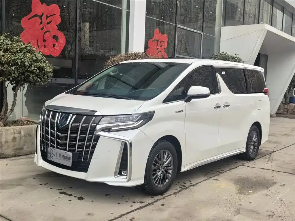 Toyota Alphard — фото 1