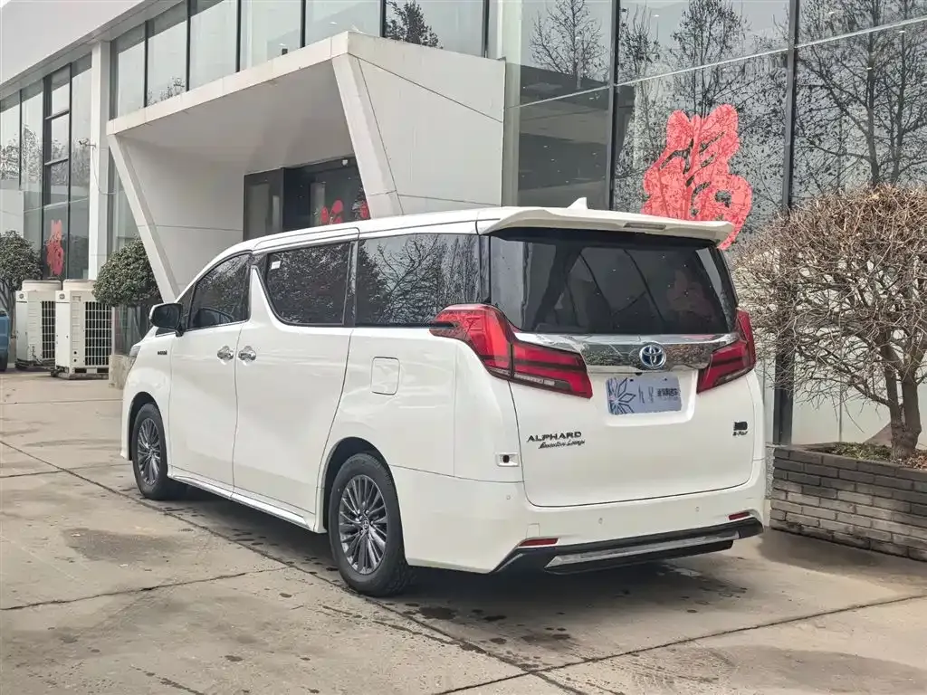 Toyota Alphard — фото 10