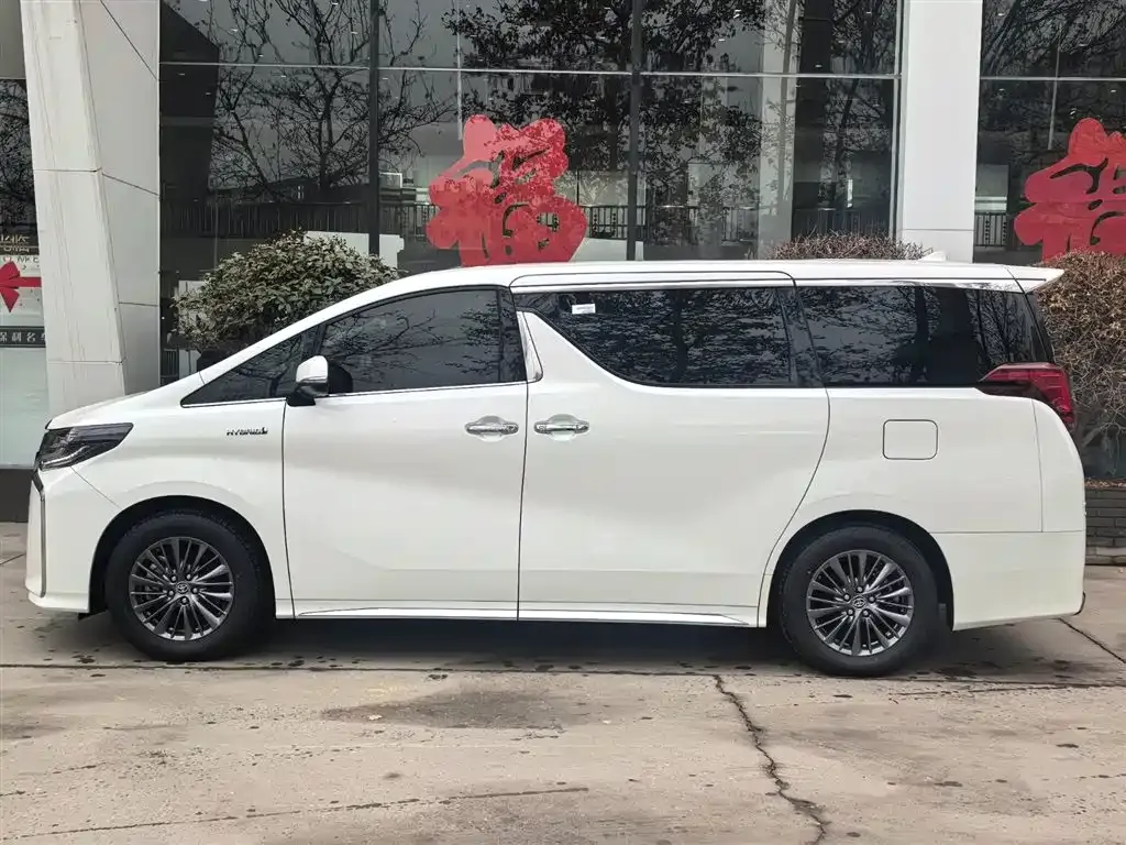 Toyota Alphard — фото 5