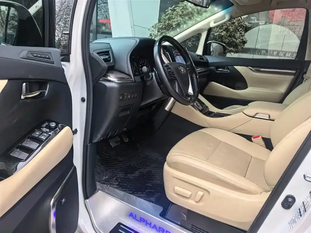 Toyota Alphard — фото 4