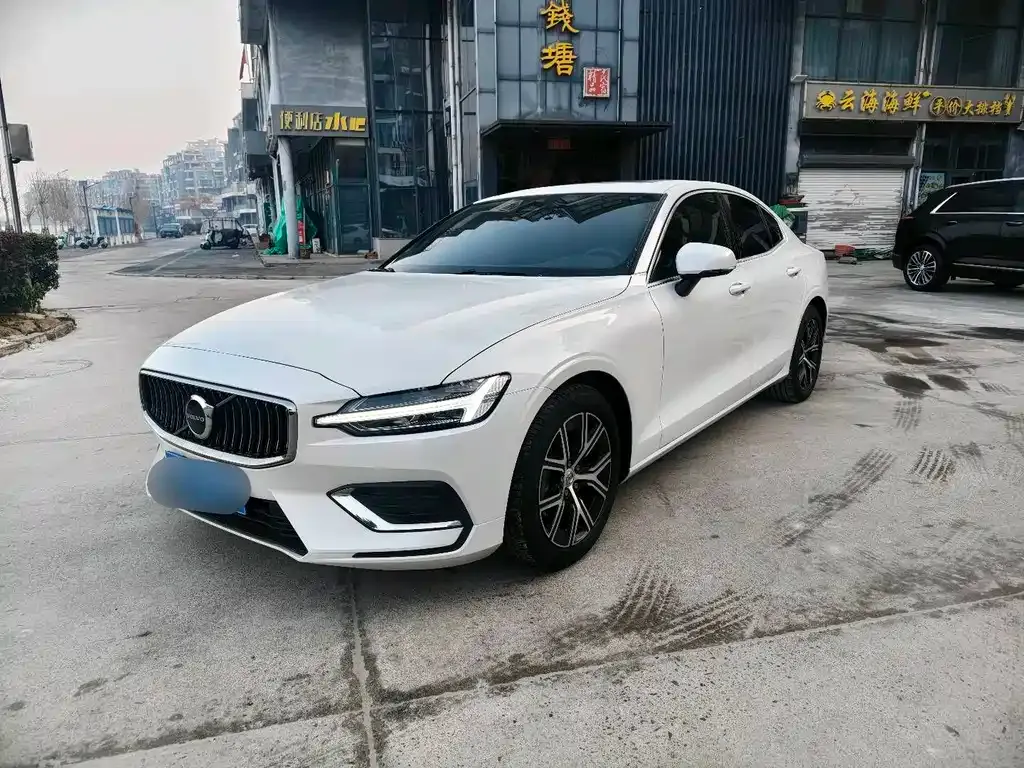 Volvo S60 — фото 1