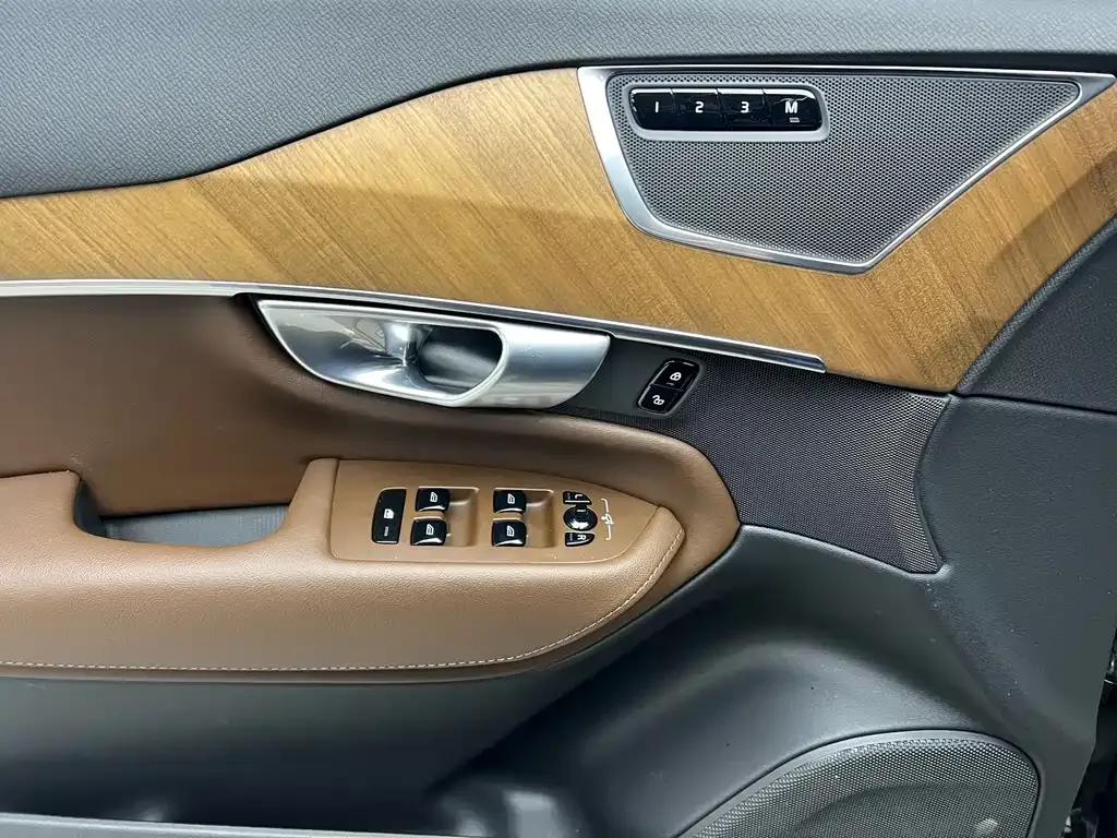 Volvo XC90 — фото 8