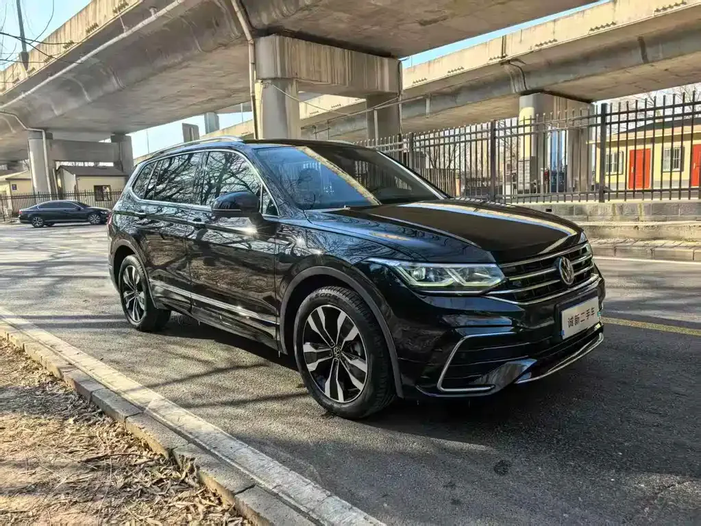 Volkswagen Tiguan L — фото 1