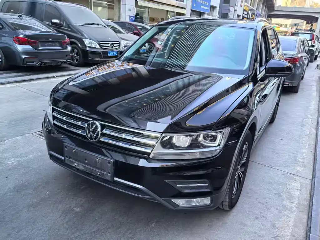 Volkswagen Tiguan L — фото 1