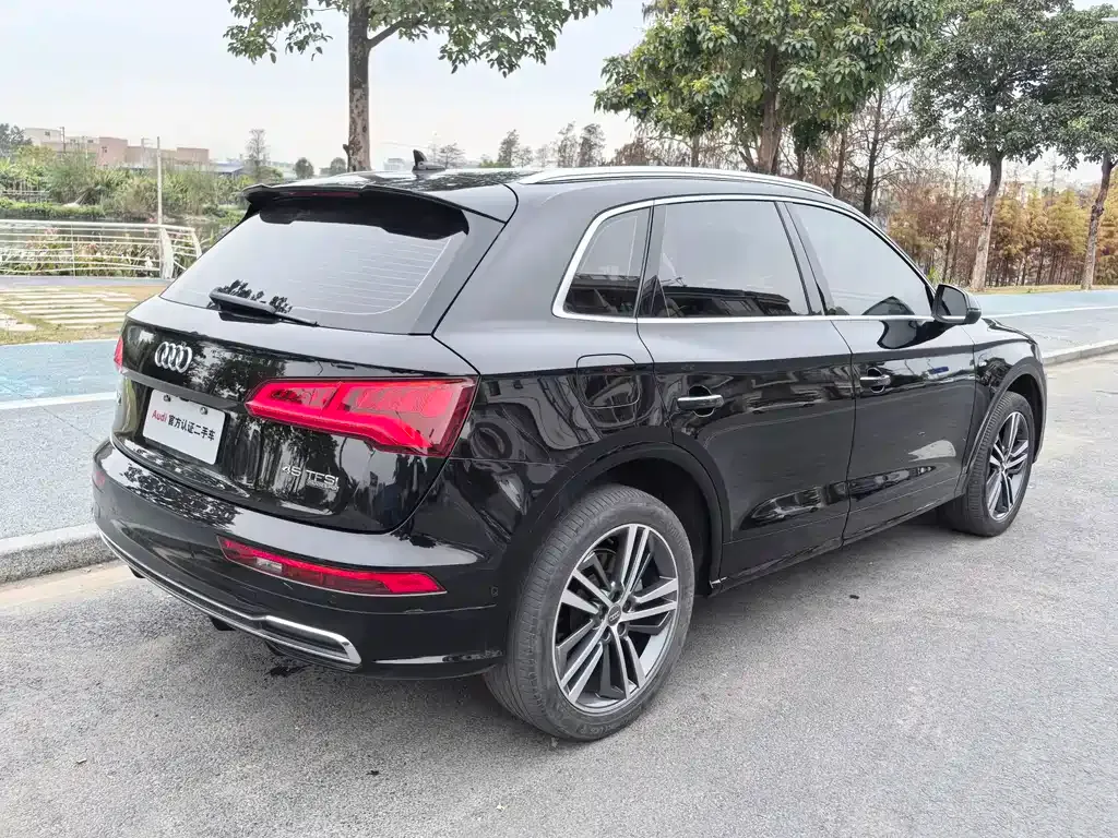 Audi Q5L — фото 10