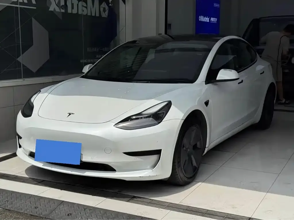 Tesla Model 3 — фото 1