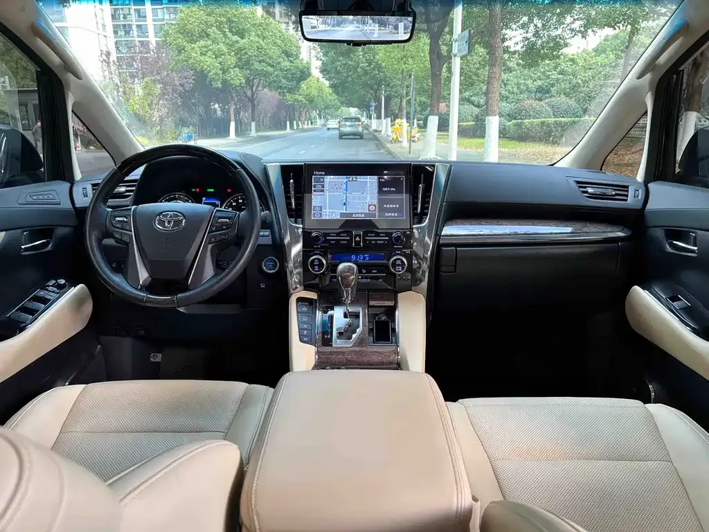 Toyota Alphard — фото 4