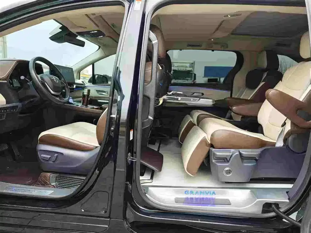Toyota Granvia — фото 7