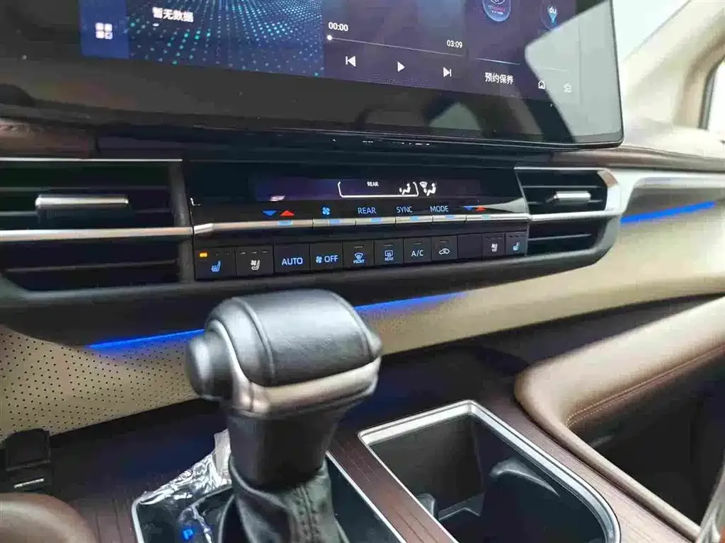 Toyota Granvia — фото 2