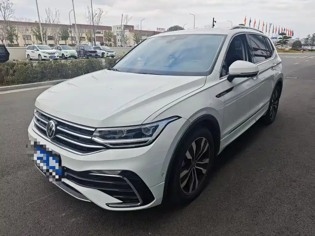 Volkswagen Tiguan L — фото 1