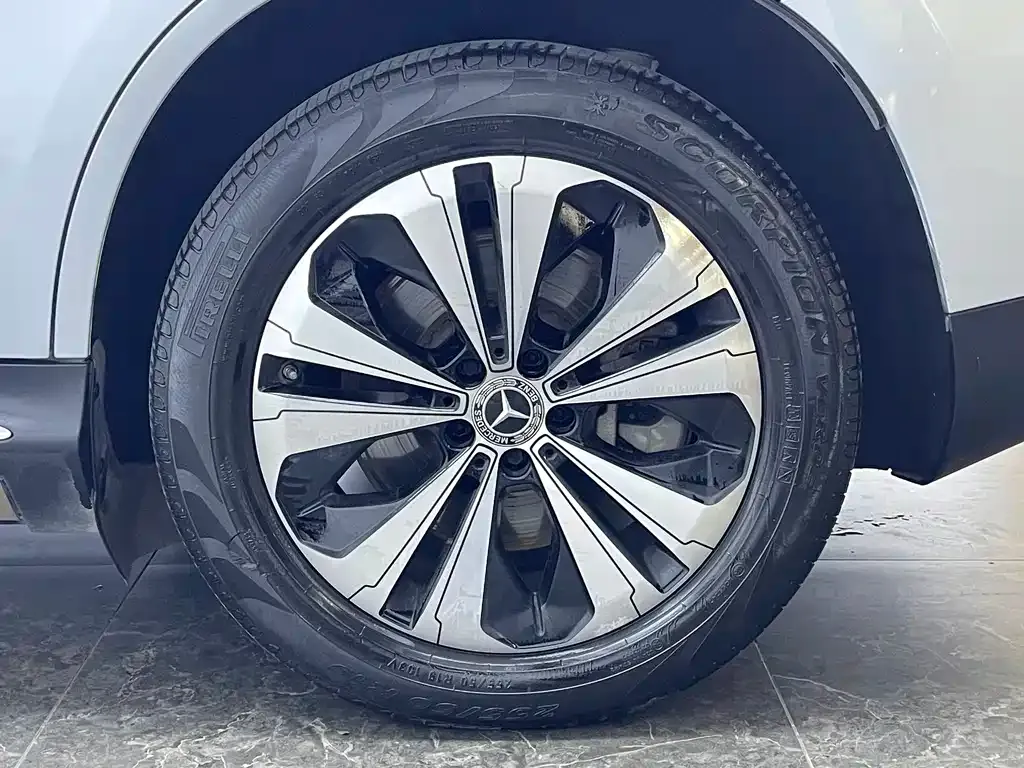 Mercedes-Benz EQC — фото 10