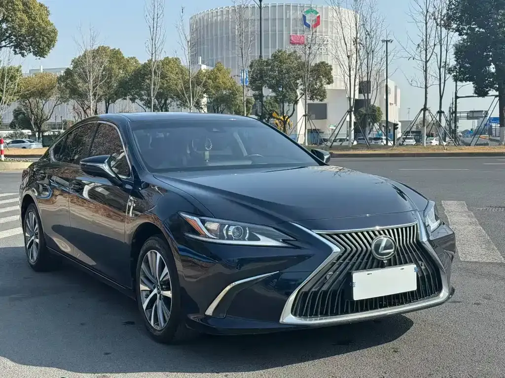 Lexus ES — фото 1