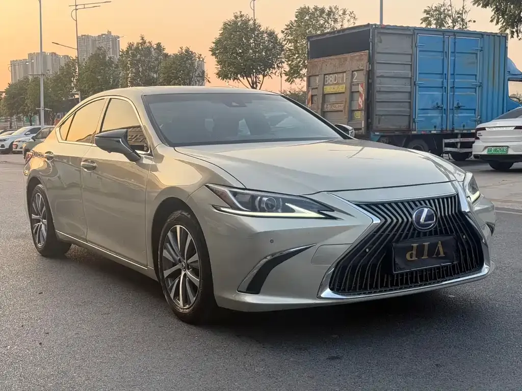 Lexus ES — фото 1