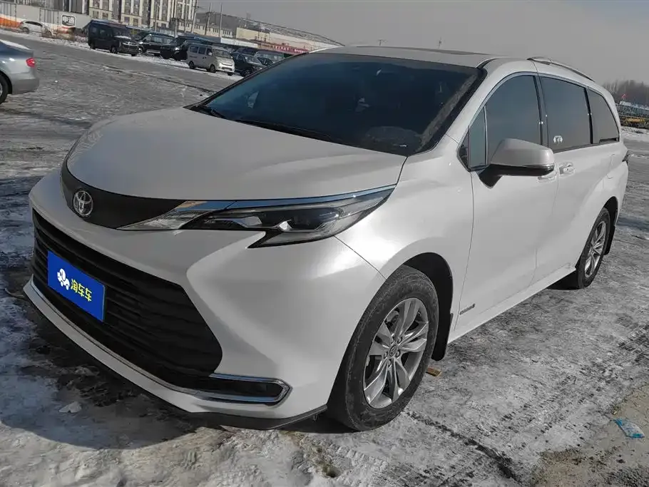 Toyota Sienna — фото 1