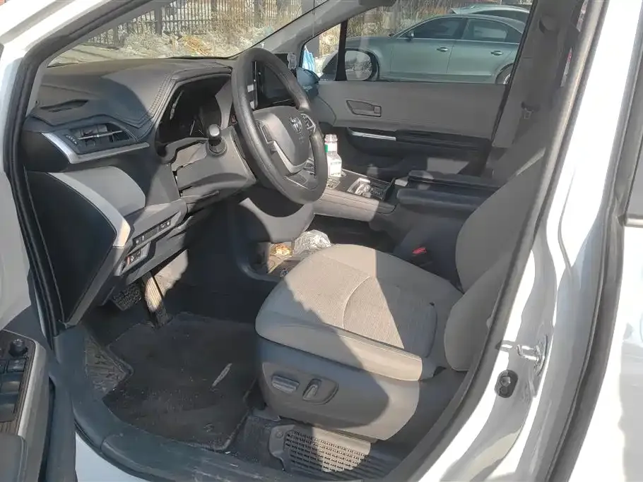 Toyota Sienna — фото 9