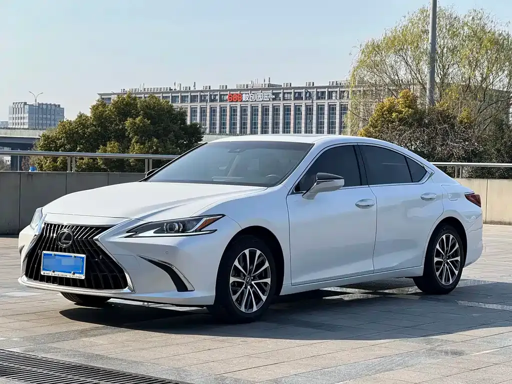 Lexus ES — фото 1