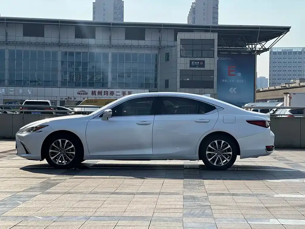 Lexus ES — фото 5