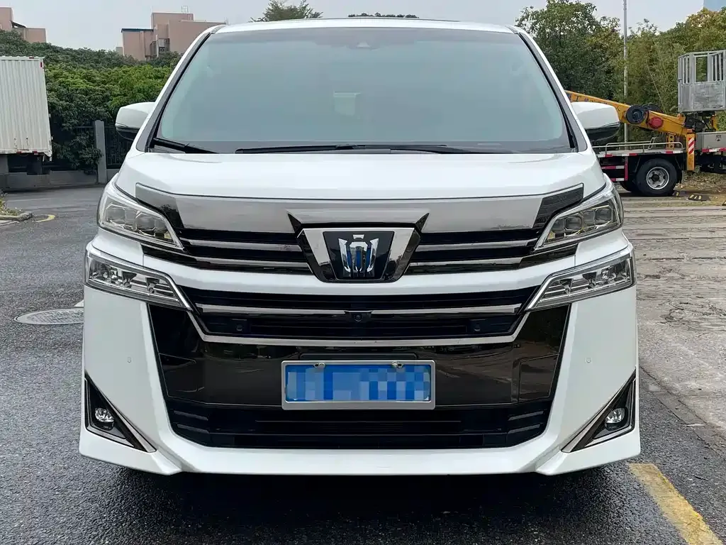 Toyota Vellfire — фото 1