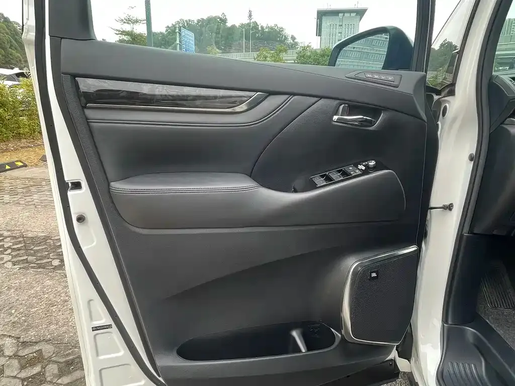 Toyota Vellfire — фото 5