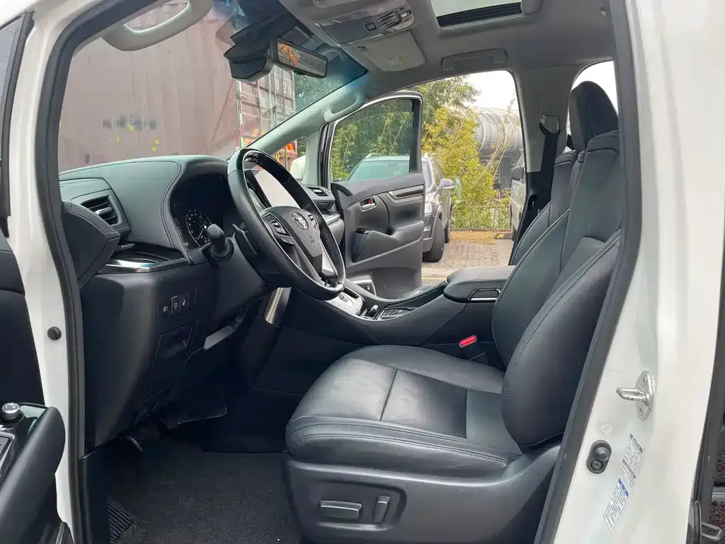 Toyota Vellfire — фото 2