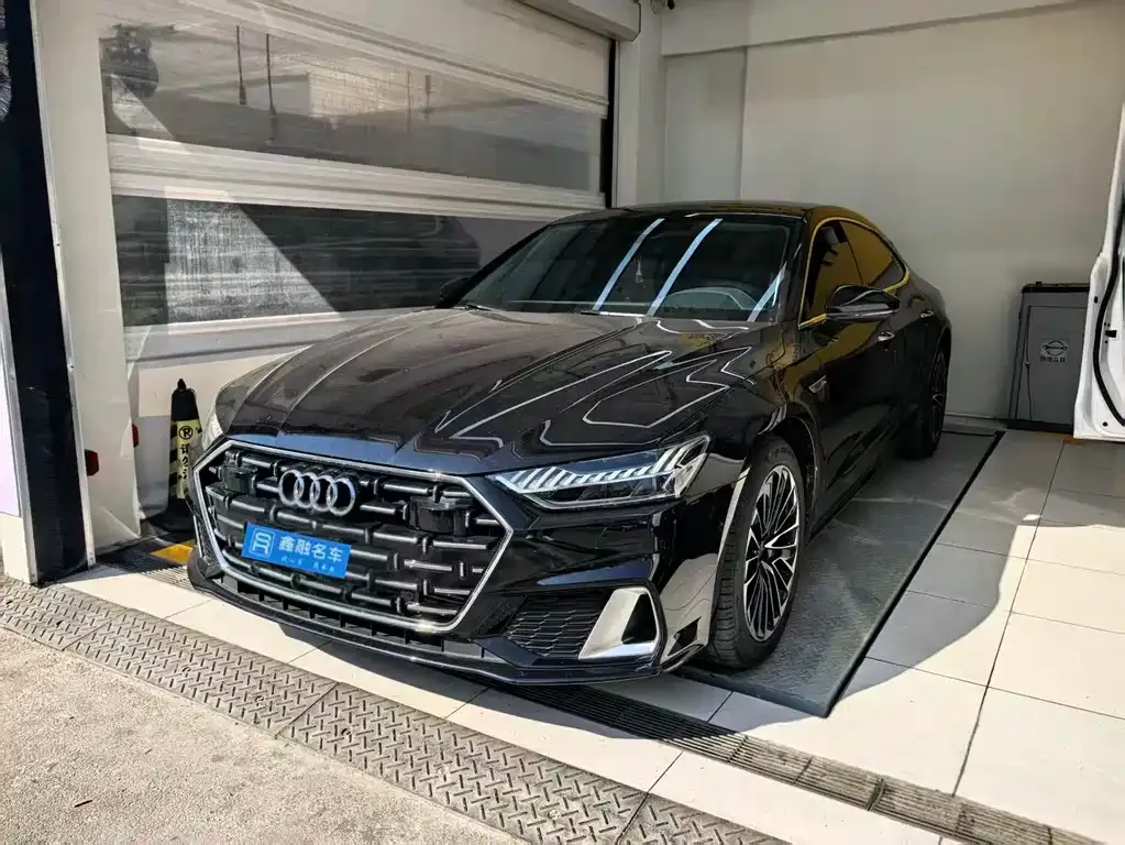 Audi A7L — фото 1