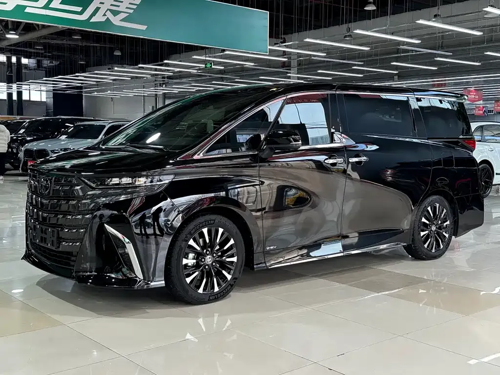Toyota Alphard — фото 1