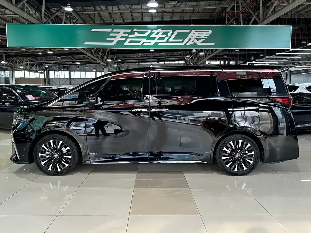 Toyota Alphard — фото 9