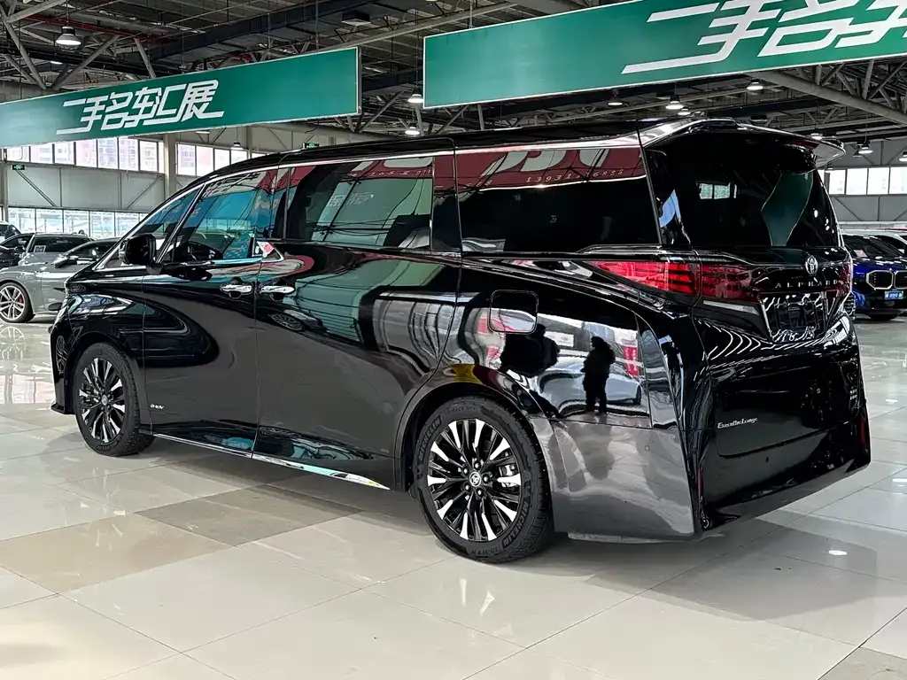 Toyota Alphard — фото 4