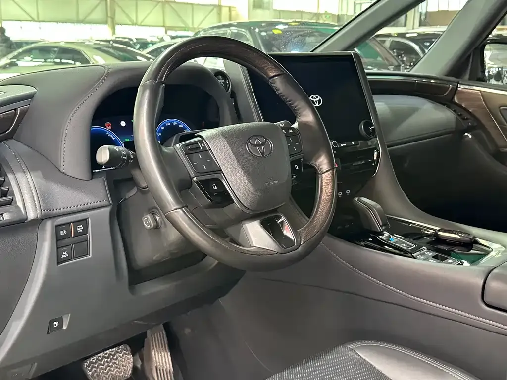 Toyota Alphard — фото 5
