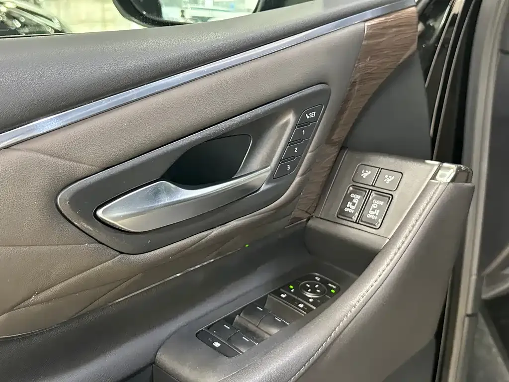 Toyota Alphard — фото 10
